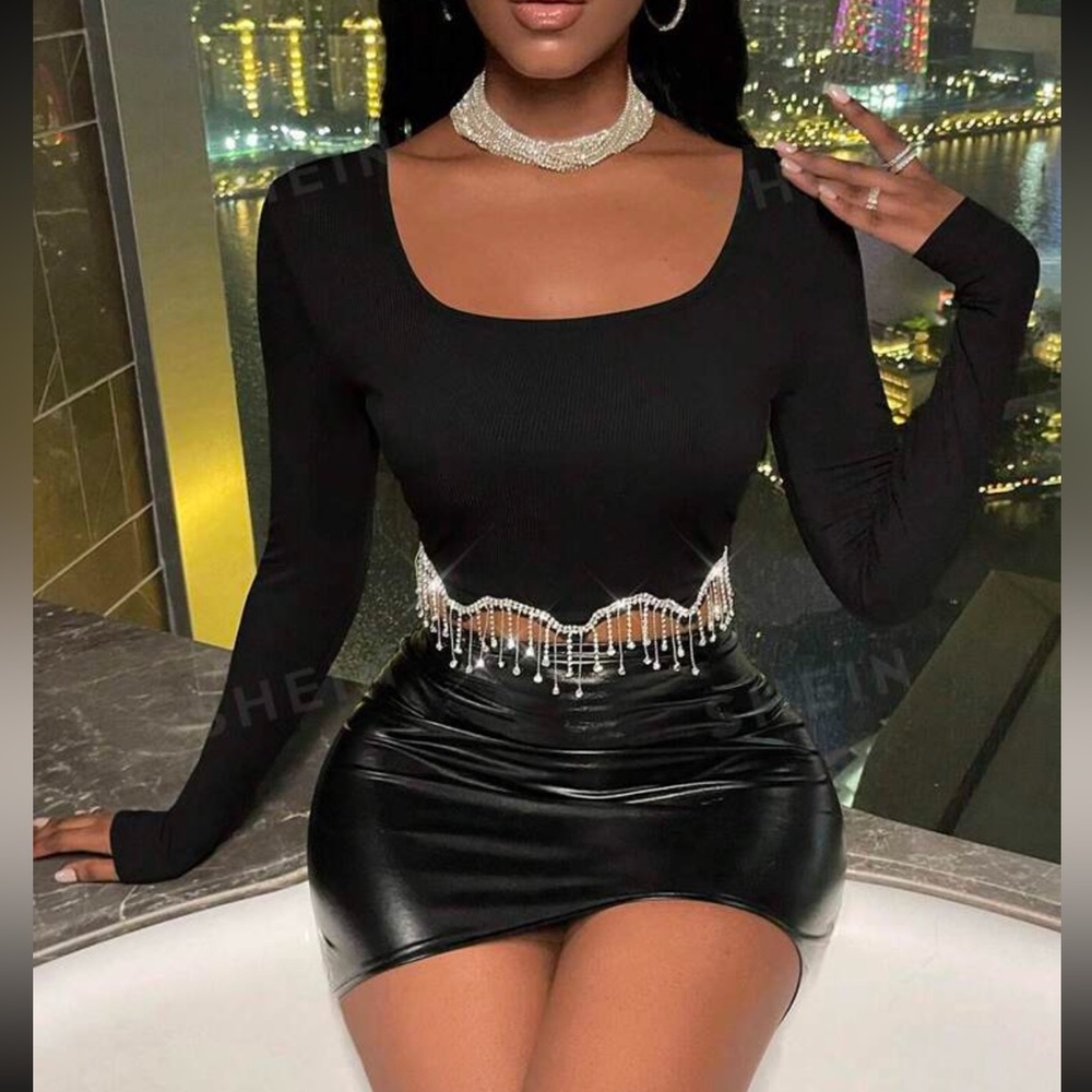 ring stone scoop neck long sleeve crop tee